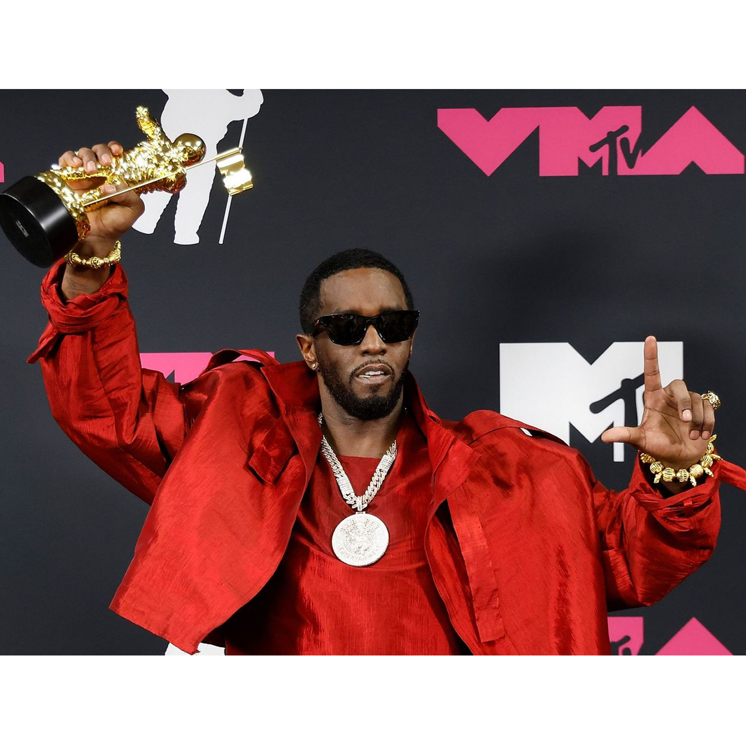 Sean John Combs, conocido por su nombre artístico Diddy, y anteriormente Puff Daddy o P. Diddy